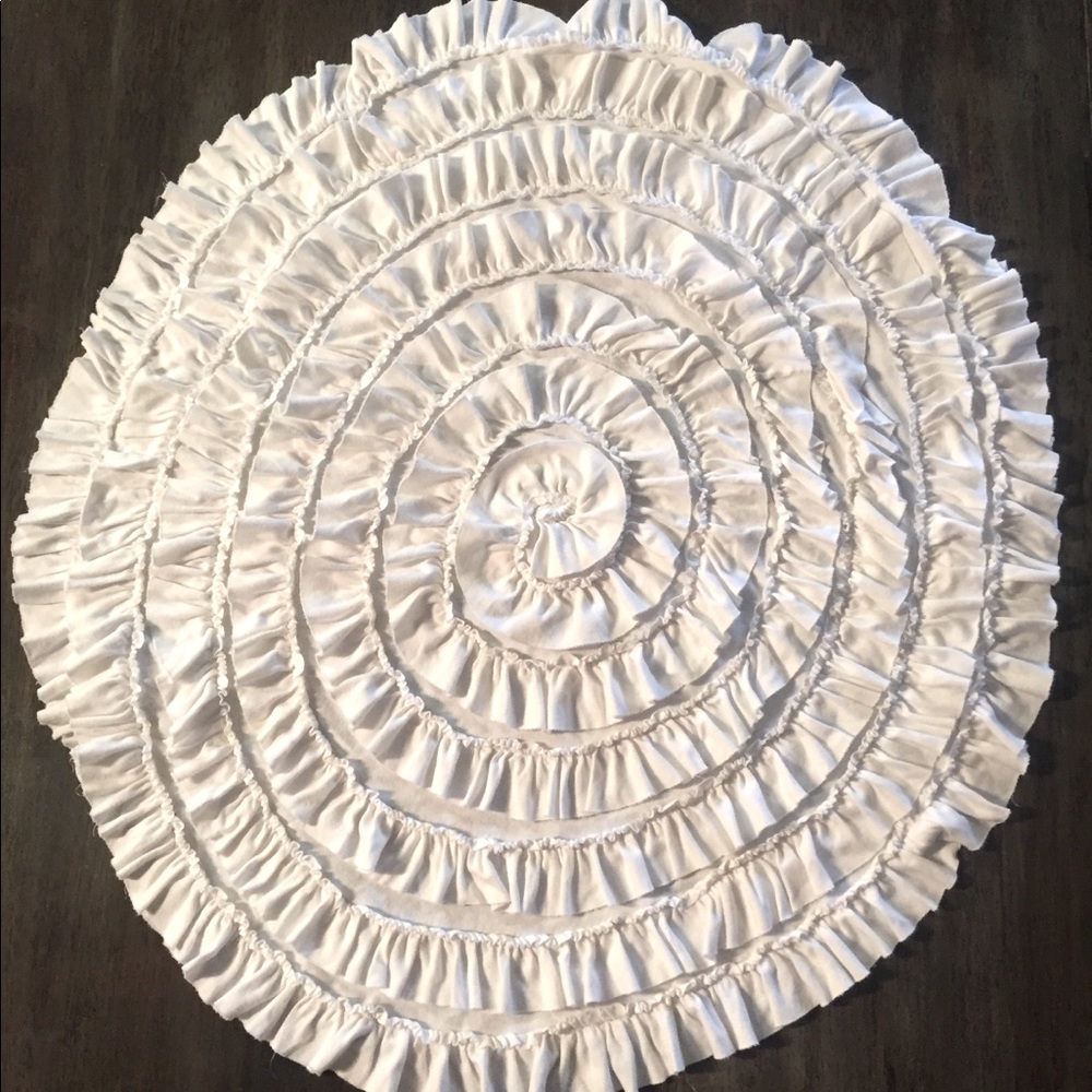 Lemon Loves Layette white round ruffle blanket